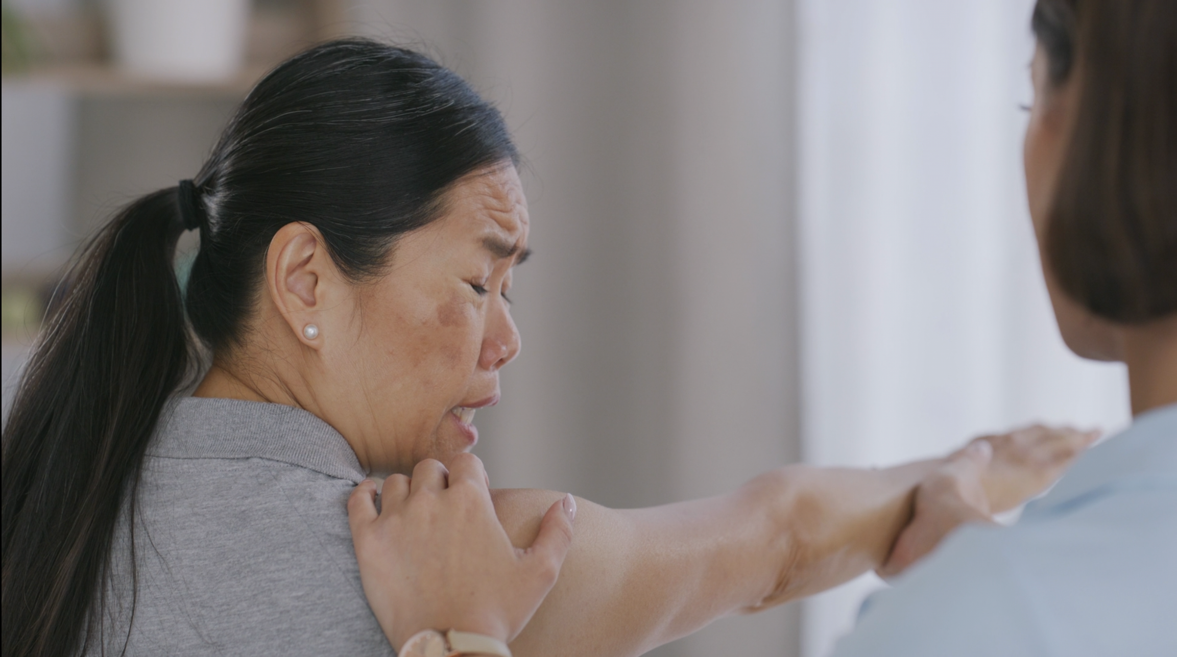 patient suffering from humeral shaft fracture being assisted by the doctor