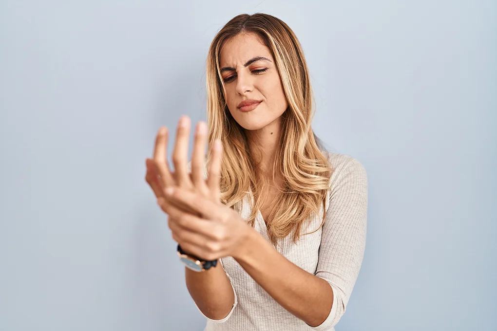 young-blonde-woman-standing-isolated-background-suffering-pain-hands-fingers-arthritis-inflammation (1)